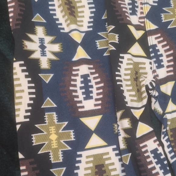 Tribal Patterned Women's Cropped Pants Set - Picture 9 of 10